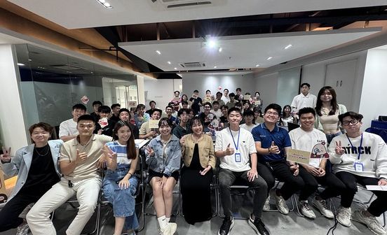 左左 VINJO 企业营销战略课程学员合照
