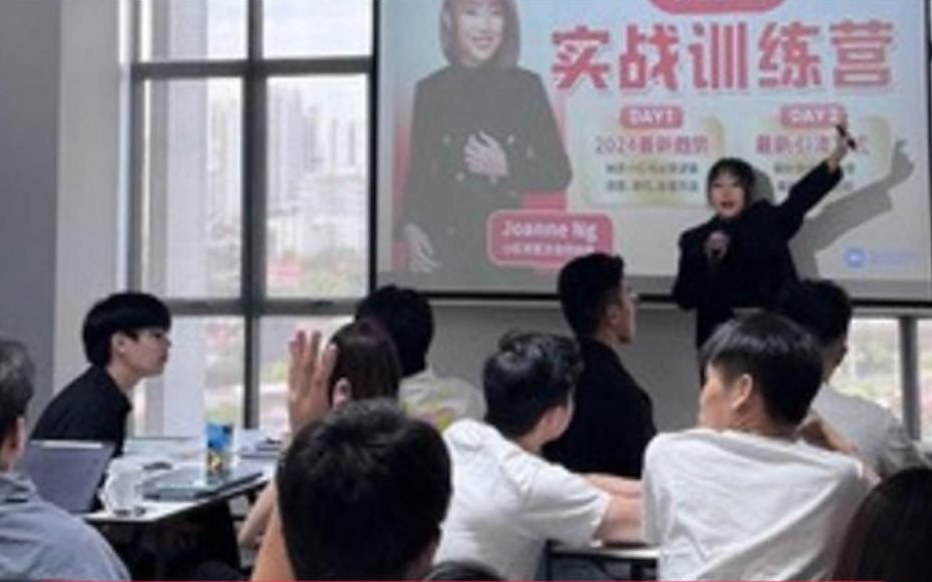学员于实战训练营现场进行内容规划与拍摄练习