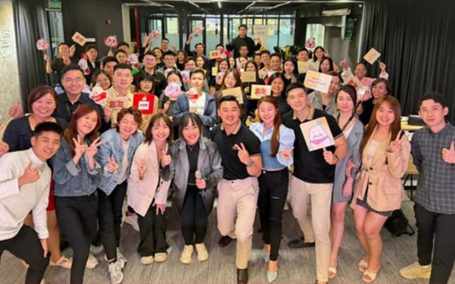 创办人于企业内训现场带领学员建立信任资产